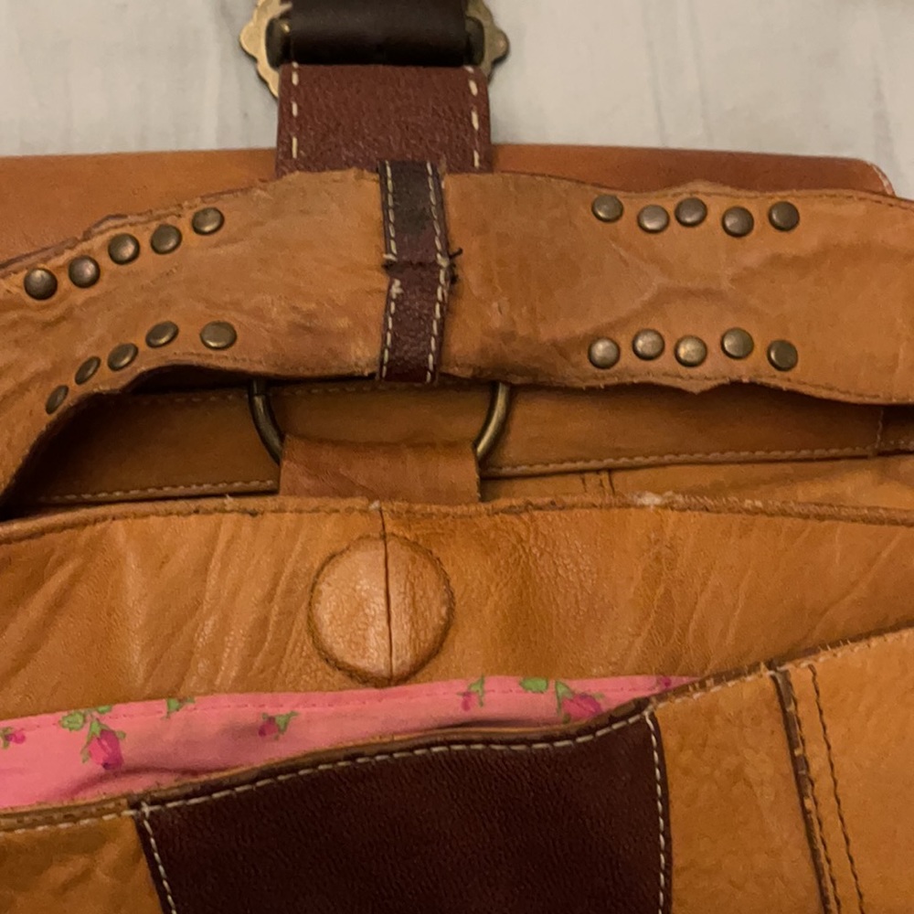 Vintage Betsy Johnson handbag - gorgeous worn leather super fun pink interior - Picture 7 of 12